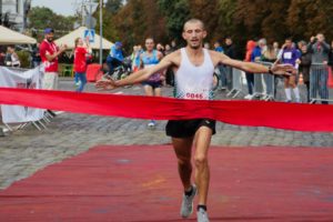 Павло Олійник переможець забігу в Чернігові
